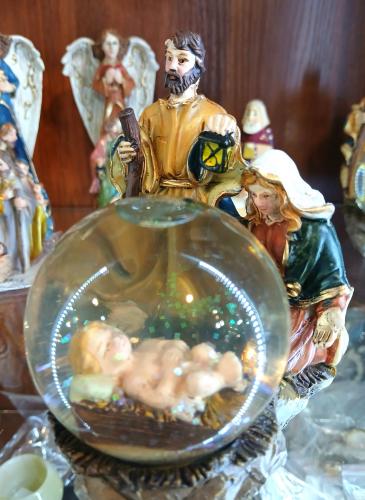Композиция Рождество. Три фигурки на основании. Младенец в стеклянном шаре. Керамика